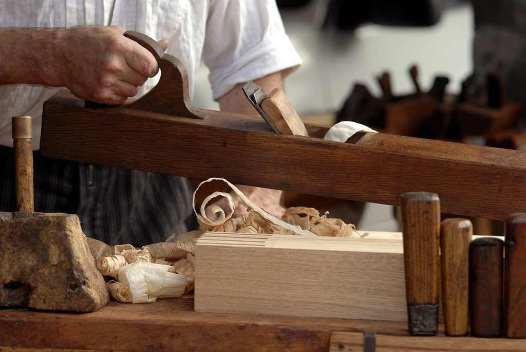 menuisier au travail dans son atelier